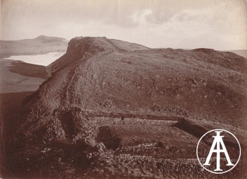 Pattison Gibson, John, Veduta del Vallo di Adriano con i resti del forte romano di Craig Lough, albumina, CC BY-SA