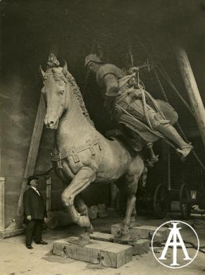 Reale, Filippo, La statua equestre di Bartolomeo Colleoni, opera di Andrea del Verrocchio, ricoverata in Palazzo Venezia a Roma durante la prima guerra mondiale, gelatina ai sali d'argento, CC BY-SA