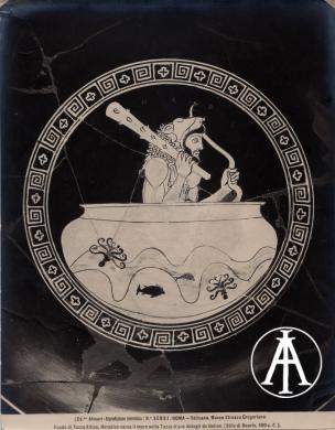 Edizioni Alinari, Città del Vaticano, Museo Gregoriano Etrusco, medaglione di tazza attica nello stile di Douris con raffigurazione di Ercole che varca il mare nella tazza d'oro offertagli da Elio, gelatina ai sali d'argento, CC BY-SA