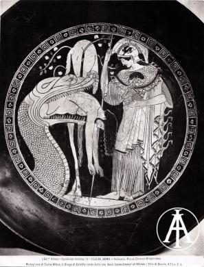 Edizioni Alinari, Città del Vaticano, Museo Gregoriano Etrusco, medaglione di tazza attica nello stile di Douris con raffigurazione del drago di Colchide che rende Giasone ad Atena, gelatina ai sali d'argento, CC BY-SA