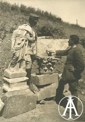 Cirene (Libia), due ufficiali del Regio Esercito italiano posano accanto alla statua di Igea destinata al Museo archeologico di Cirene, gelatina ai sali d'argento, CC BY-SA