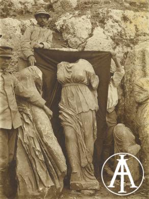 Cirene (Libia), militari del Regio Esercito italiano fotografati accanto  alle sculture destinate al Museo archeologico nel luogo del loro ritrovamento, gelatina ai sali d'argento, CC BY-SA