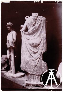 Roma, Museo Nazionale Romano, statua femminile panneggiata in marmo acefala con eroti sulle braccia, fotografata di spalle, gelatina ai sali d'argento, CC BY-SA