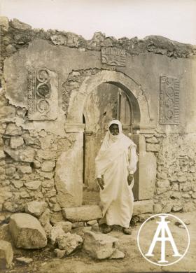 Tarhuna (Libia), porta della casa di Ahmed ben Abderrahman decorata con materiali di spoglio provenienti da edifici di epoca classica, gelatina ai sali d'argento, CC BY-SA