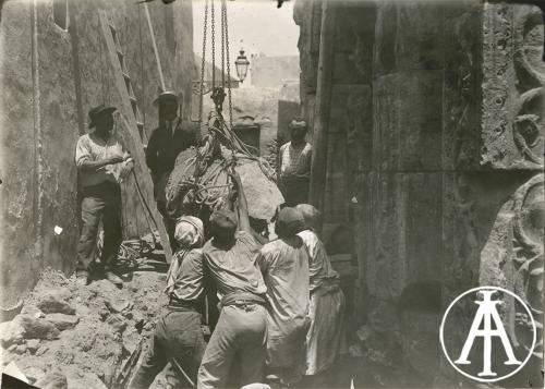 Tripoli (Libia), l'arco di Marco Aurelio durante i lavori di restauro, gelatina ai sali d'argento, CC BY-SA