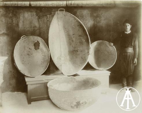 Tylissos (Grecia), grandi lebeti in bronzo provenienti dagli scavi, gelatina ai sali d'argento, CC BY-SA