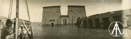 Monneret de VIllard, Ugo, Isola di File (Egitto), il tempio di Iside semi-sommerso dalle acque del Nilo dopo  l’apertura della diga di Assuan (ripresa panoramica), gelatina ai sali d'argento, CC BY-SA