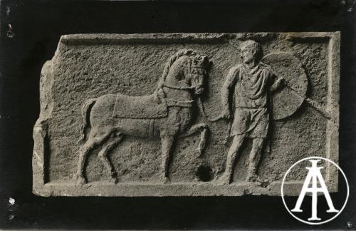 Roma, località non identificata, scavi 1908, lastra decorata con soldato che conduce un cavallo, gelatina di sali d'argento, CC BY-SA