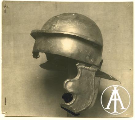 Stagno Lombardo (CR), elmo romano rinvenuto durante gli scavi del 1908, albumina, CC BY-SA