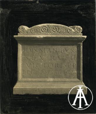 Tivoli (RM), scavi Paribeni in località Castell'Arcione, cippo funerario di Sesto Rufo Vittore, gelatina ai sali d'argento, CC BY-SA