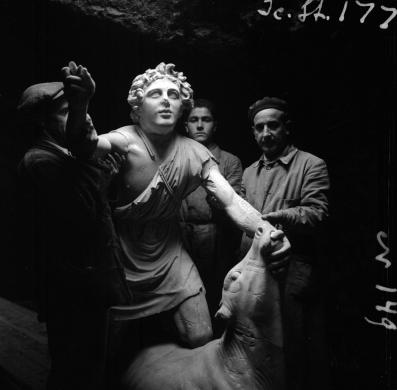 Calza, Raissa, [Scavi di Ostia, mitreo delle terme del Mitra, statua del dio Mitra con gruppo di operai], negativo (pellicola) alla gelatina, CC BY-SA