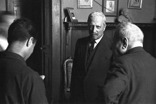  Troncone, Roberto, Benedetto Croce comunica a Enrico De Nicola la nomina a Presidente della Repubblica, gelatina su pellicola 35mm, CC BY-SA