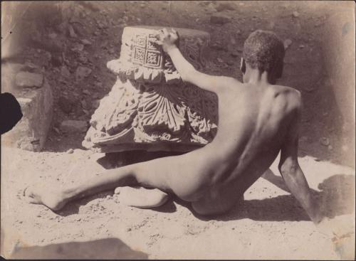 Gloeden von, Wilhelm, "Nudo maschile di schiena, poggiante su un capitello rovesciato", primo quarto XX secolo, stampa all'albumina, inv. VGP 8, CC BY-SA