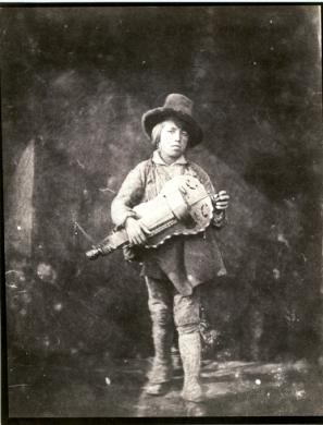 Talbot, Henry Fox, Bambino napoletano con un organo a manovella, calotipo, CC BY-SA