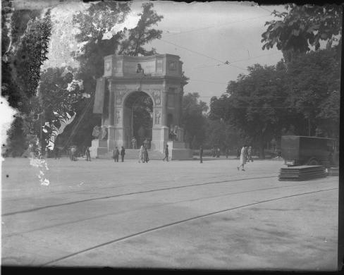 Dupont, Armando, Veduta dell'Arco trionfale dedicato all'Arma dell'Artiglieria al parco del Valentino, vetro/gelatina, CC BY-SA