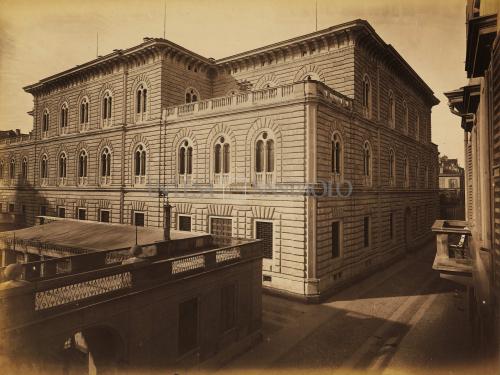 Pompeo Pozzi, Milano, Cà de Sass, sede della Cariplo in via Monte di Pietà, 1872, stampa all'albumina, CC BY-NC-ND Pompeo Pozzi, Milano, Cà de Sass, sede della Cariplo in via Monte di Pietà, 1872, stampa all'albumina, CC BY-NC-ND