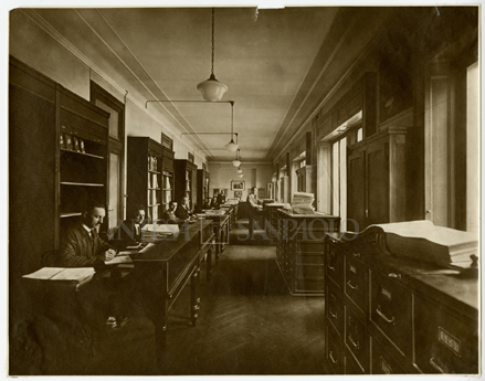 Emilio Sommariva, impiegati della direzione centrale della Cariplo, 1920 circa, gelatina ai sali d'argento/carta, CC BY-NC-ND Emilio Sommariva, impiegati della direzione centrale della Cariplo, 1920 circa, gelatina ai sali d'argento/carta, CC BY-NC-ND