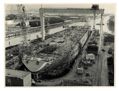 Laboratorio Fotografico Italcantieri, Costruzione a Genova di una motonave della Società di navigazione Italnavi (poi Transmarittima Società Italnavi Flotte Riunite Spa), 1972 circa, gelatina ai sali d'argento/carta, CC BY-NC-SA Laboratorio Fotografico Italcantieri, Costruzione a Genova di una motonave della Società di navigazione Italnavi (poi Transmarittima Società Italnavi Flotte Riunite Spa), 1972 circa, gelatina ai sali d'argento/carta, CC BY-NC-SA