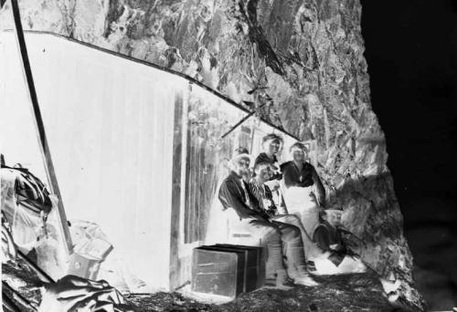 Ravelli, Francesco, [Rifugio della Noire con Borelli seduto sulla panca in primo piano in occasione dell’inaugurazione (?)], gelatina bromuro d’argento/ pellicola, negativo b/n, CC BY-SA