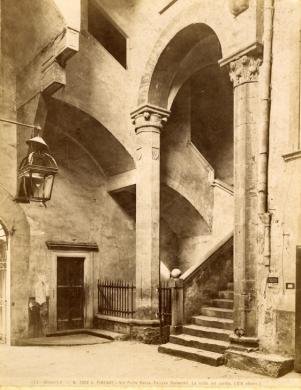 Fratelli Alinari, Via porta rossa, Palazzo Davanzati,  le scale del cortile, IV Secolo, stampa all' albumina, CC BY-SA