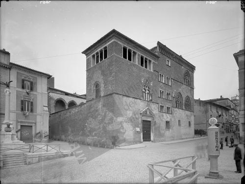 Ignoto, Tarquinia. Palazzo Vitelleschi (1436-1439), sede del Museo Nazionale Etrusco, negativo su vetro alla gelatina sali d'argento (18x24), CC BY-NC-ND