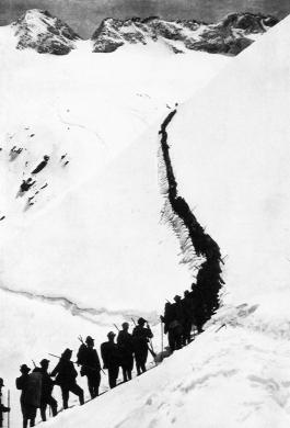 ---, Alpini sul Monte Nero. La vetta venne conquistata l'anno prima con un ardito colpo di mano., stampa ai sali d'argento, CC BY-SA
