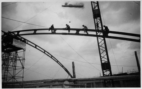 Operai al lavoro per la messa in opera delle capriate del Palazzo dei ricevimenti e dei congressi di Adalberto Libera in costruzione nella zona dell'Esposizione universale di Roma l'8 aprile 1940, CC BY-SA