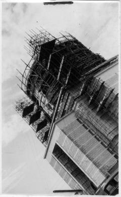 Armatura della cupola e scorcio dell'ingresso principale della Chiesa dei santi Pietro e Paolo di Arnaldo Foschini, Alfredo Energici, Tullio Rossi e Costantino Vetriani in costruzione nella zona dell'Esposizione universale di Roma il 18 agosto 1940, CC BY-SA