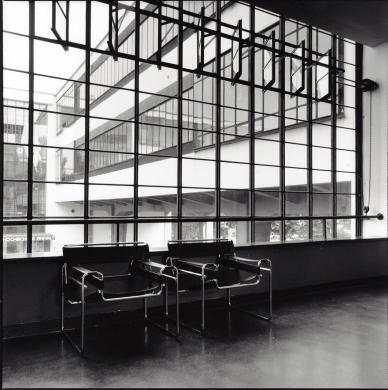 Jacobshagen, Uwe, Interno del Bauhaus, Dessau, corridoio  di fronte all'ufficio di Walter Gropius, stampa ai sali d'argento, CC BY-SA