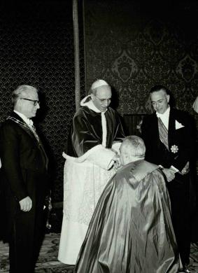 Pontificia Fotografia Felici, Roma, Pio XII riceve la visita di Giovanni Gronchi con Gaetano Martino in Vaticano il 6 dicembre 1955, CC BY-SA