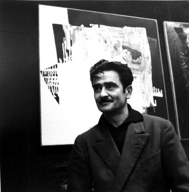 Alberto Burri il giorno dell'inaugurazione della sua personale Neri e Muffe alla galleria L'Obelisco - Roma, 3 gennaio 1952Alberto Burri il giorno dell'inaugurazione della sua personale Neri e Muffe alla galleria L'Obelisco - Roma, 3 gennaio 1952, CC BY-NC-SA