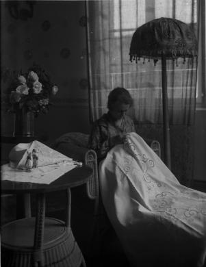 Antonio Pauletta, Donna che rammenda, stampa digitale da negativo, CC BY-SA