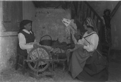 Antonio Pauletta, Donne che filano la lana, stampa digitale da negativo, CC BY-SA