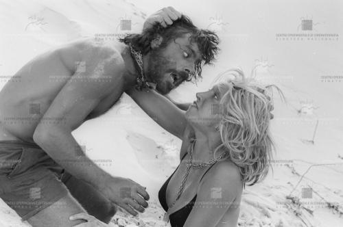 Benetti, Antonio, Giancarlo Giannini e Mariangela Melato in una scena di Travolti da un insolito destino nell'azzurro mare d'agosto, Lina Wertmüller, 1970, CC BY-SA