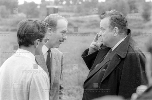 Foto di Praturlon, Pierluigi, Pier Paolo Pasolini, Orson Welles e Alfredo Bini sul set de La ricotta episodio di RO.GO.PAG., Roberto Rossellini, Pier Paolo Pasolini, Jean-Luc Godard, Ugo Gregoretti  (1963), CC BY-SA