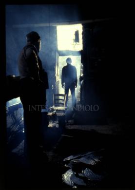sconosciuto, Backstage de "Gli uomini del ferro" di Renzo Martinelli, film della serie "Arti, mestieri e tradizioni della nostra gente" ideata da Cariplo, 1982 circa, gelatina bromuro d'argento/pellicola, CC BY-NC-ND sconosciuto, Backstage de "Gli uomini del ferro" di Renzo Martinelli, film della serie "Arti, mestieri e tradizioni della nostra gente" ideata da Cariplo, 1982 circa, gelatina bromuro d'argento/pellicola, CC BY-NC-ND