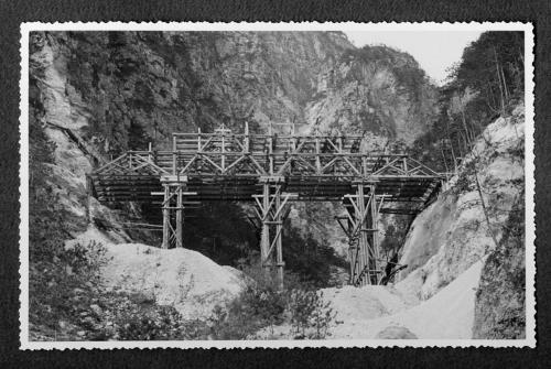 ---, Centinatura per ponte ad arco ribassato sul Rio Slip, stampa ai sali d'argento, CC BY-SA