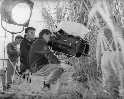 Giuseppe De Santis sul set del film Giorni d'amore (1954), CC BY-SA