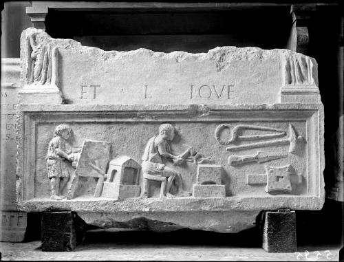 GFN, Aquileia (Udine) – Museo archeologico nazionale, stele raffigurante l'officina di un fabbro ferraio, gelatina sali d'argento/ vetro (negativo), CC BY-SA