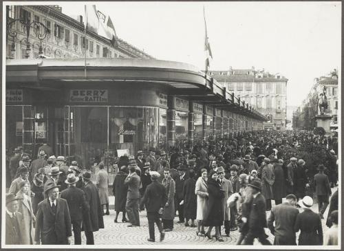 Giuseppe Ratti, Corsa di automobiline in piazza San Carlo in occasione dell'inaugurazione dei padiglioni provvisori commerciali , carta/gelatina, CC BY-SA