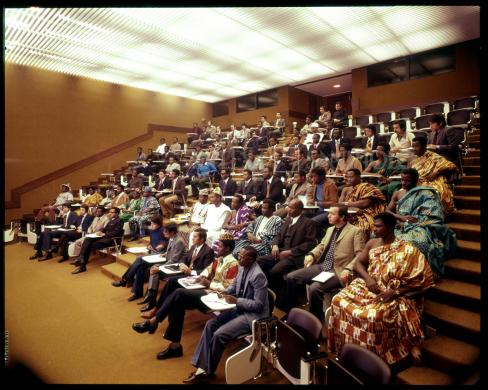 sconosciuto, Studenti del corso di specializzazione bancaria per i Paesi africani progettato dal Finafrica, Centro per l’Assistenza Finanziaria ai Paesi Africani istituito dalla Cariplo, post 1978, gelatina bromuro d'argento/pellicola, CC BY-NC-ND sconosciuto, Studenti del corso di specializzazione bancaria per i Paesi africani progettato dal Finafrica, Centro per l’Assistenza Finanziaria ai Paesi Africani istituito dalla Cariplo, post 1978, gelatina bromuro d'argento/pellicola, CC BY-NC-ND