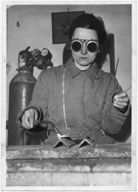 anonimo, Saldatrice in fabbrica durante il secondo conflitto bellico, carta/gelatina, CC BY-SA
