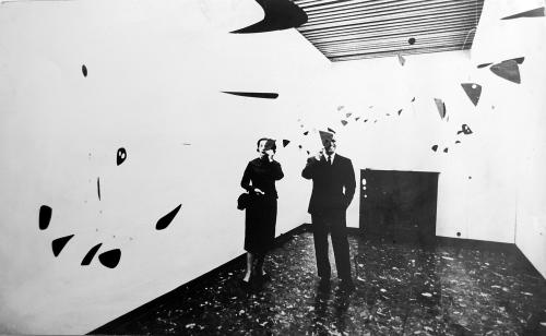 Leslie Gill, Vernissage della mostra di Alexander Calder a L'Obelisco  - Roma, marzo 1956, CC BY-NC-SA