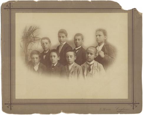 Mauri, Ritratto di un gruppo di adolescenti di Cagliari, albumina, CC BY-SA