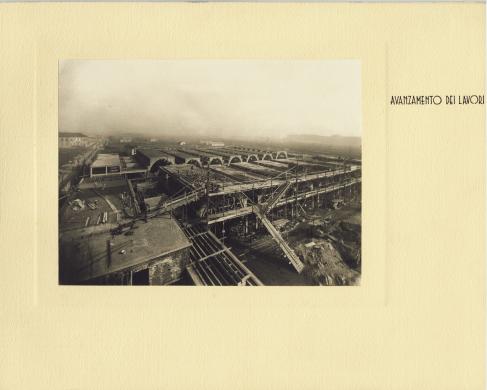 anonimo, Veduta deVeduta aerea del Mercato Ortofrutticolo all'Ingrosso (MOI), in piazza Galimberti (già piazza Balilla) a Torino, carta/gelatina, CC BY-SA