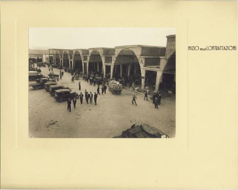 anonimo, Veduta del Mercato Ortofrutticolo all'Ingrosso (MOI), in piazza Galimberti (già piazza Balilla) a Torino, carta/gelatina, CC BY-SA