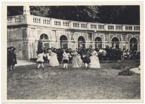 anonimo, Festa in costume nel parco della Villa della Regina sede dell'Istituto Figlie dei Militari, a Torino, carta/gelatina, CC BY-SA