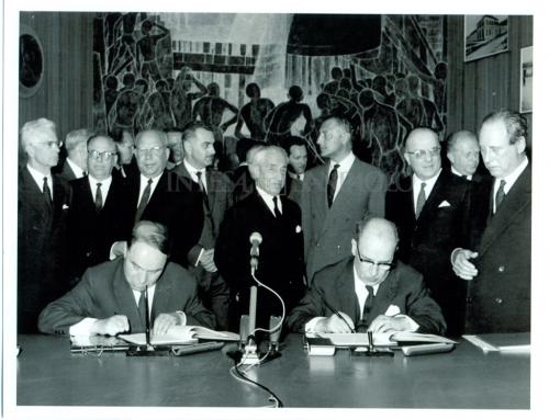 Accordo finanziario tra l'IMI e la banca sovietica per il commercio estero Vneshtorgbank per l'impianto automobilistico di Togliattigrad, 05/1966, gelatina ai sali d'argento/carta, CC BY-NC-SA Accordo finanziario tra l'IMI e la banca sovietica per il commercio estero Vneshtorgbank per l'impianto automobilistico di Togliattigrad, 05/1966, gelatina ai sali d'argento/carta, CC BY-NC-SA