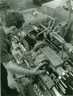 Achille Villani, operaio della Società Scientifica Radio Brevetti Ducati al lavoro, 1939 circa, gelatina ai sali d'argento/carta, CC BY-NC-SA Achille Villani, operaio della Società Scientifica Radio Brevetti Ducati al lavoro, 1939 circa, gelatina ai sali d'argento/carta, CC BY-NC-SA