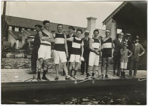 Fotografo ignoto, Equipaggio della "Intra" alla coppa di canottaggio "Principe di Napoli", gelatina a sviluppo, CC BY-SA